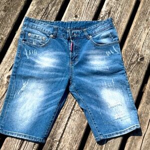 DSQUARED2 MEDIUM EASY WASH MARINE DENIM SHORTS.